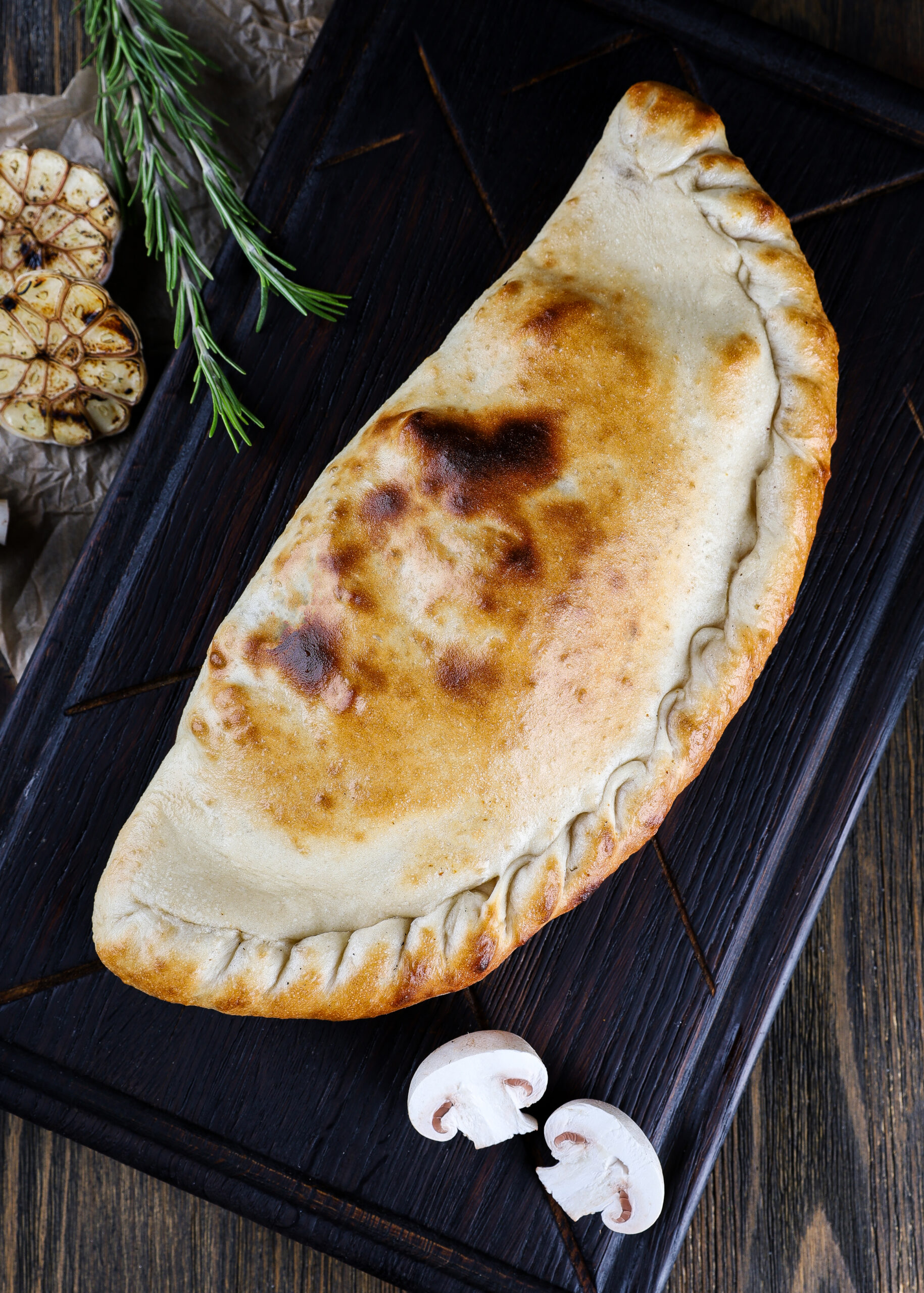 Кальцоне с мясом и грибами